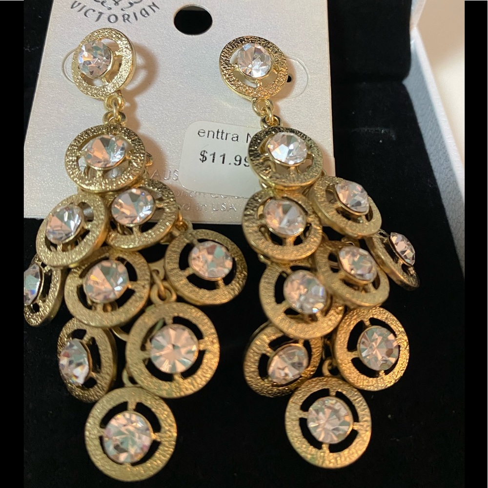 ‼️5/20‼️ Goldtone with diamond rhinestones dangling earrings